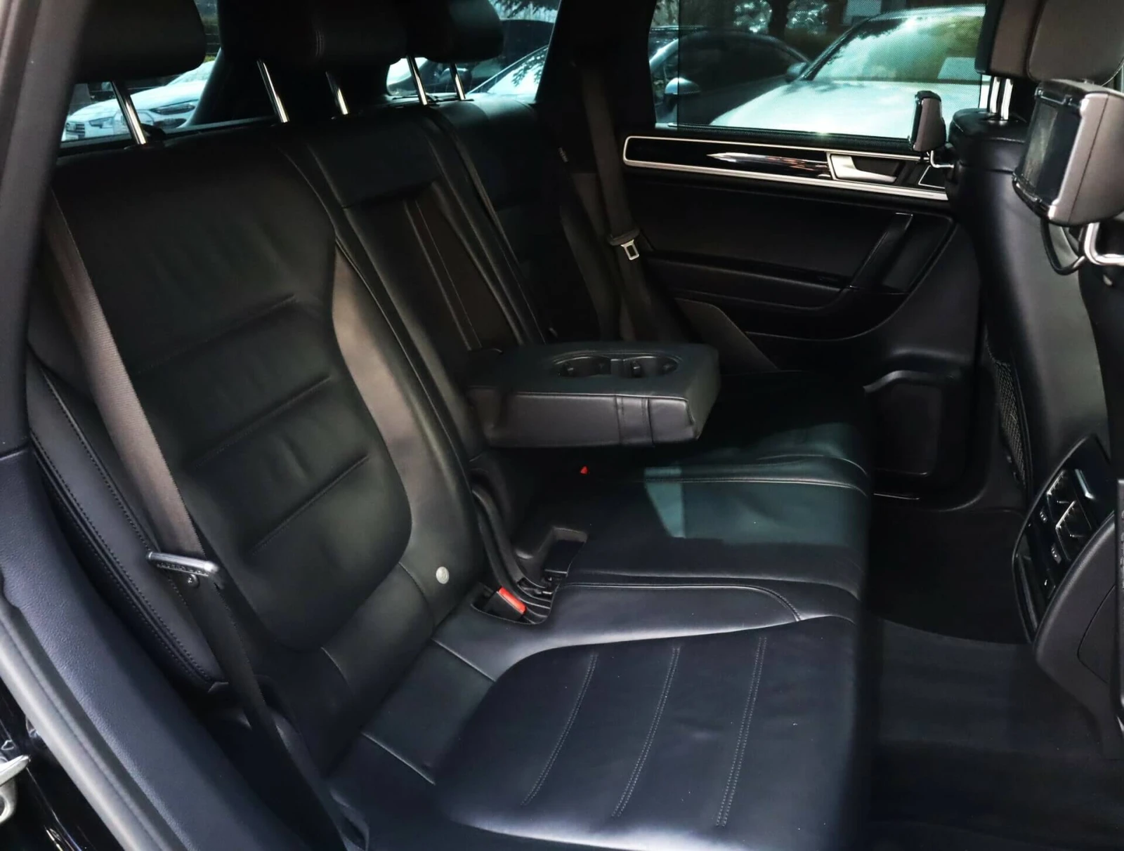 VW Touareg 3.0TDI/Terrain-Tech/Обдухване/dYnaudio/Пано/Камера, снимка 9 - Автомобили и джипове - 54000693