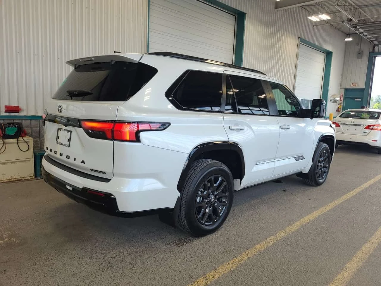 Toyota Sequoia 4WD PLATINUM / 360 /DIS / ОБДУХВАНЕ / CARFAX, снимка 3 - Автомобили и джипове - 55670951