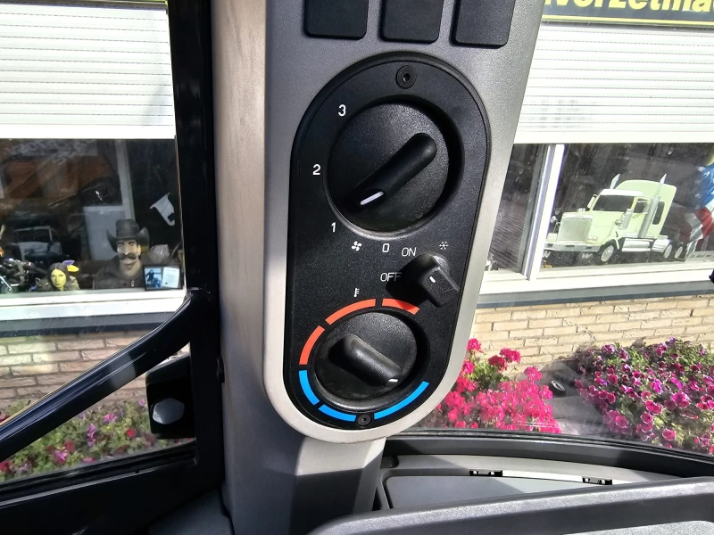 Багер Case 570 SV, снимка 17 - Индустриална техника - 51691229