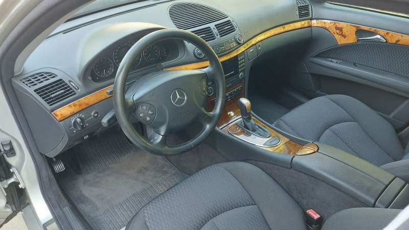 Mercedes-Benz E 240 Elegance, снимка 7 - Автомобили и джипове - 46433309
