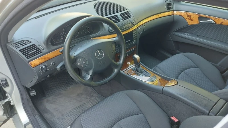 Mercedes-Benz E 240 Elegance, снимка 7 - Автомобили и джипове - 47286059