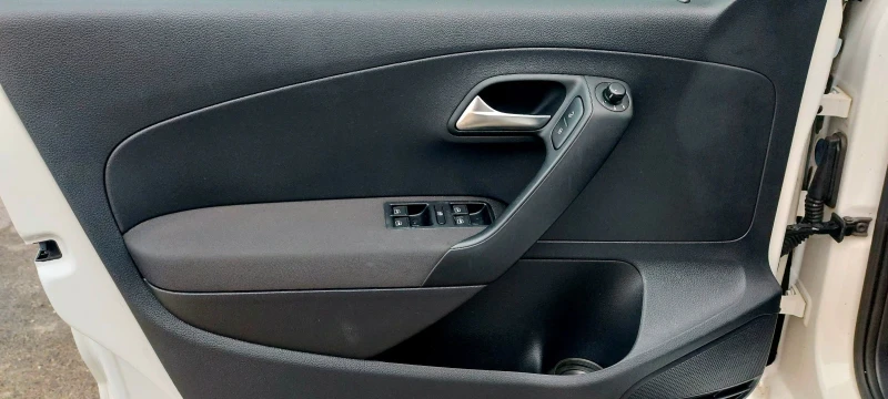 VW Polo LIFE FACELIFT 1.6TDI 90к.с., снимка 11 - Автомобили и джипове - 53418618