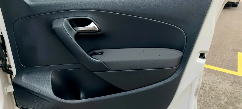 VW Polo LIFE FACELIFT 1.6TDI 90к.с., снимка 10 - Автомобили и джипове - 53418618