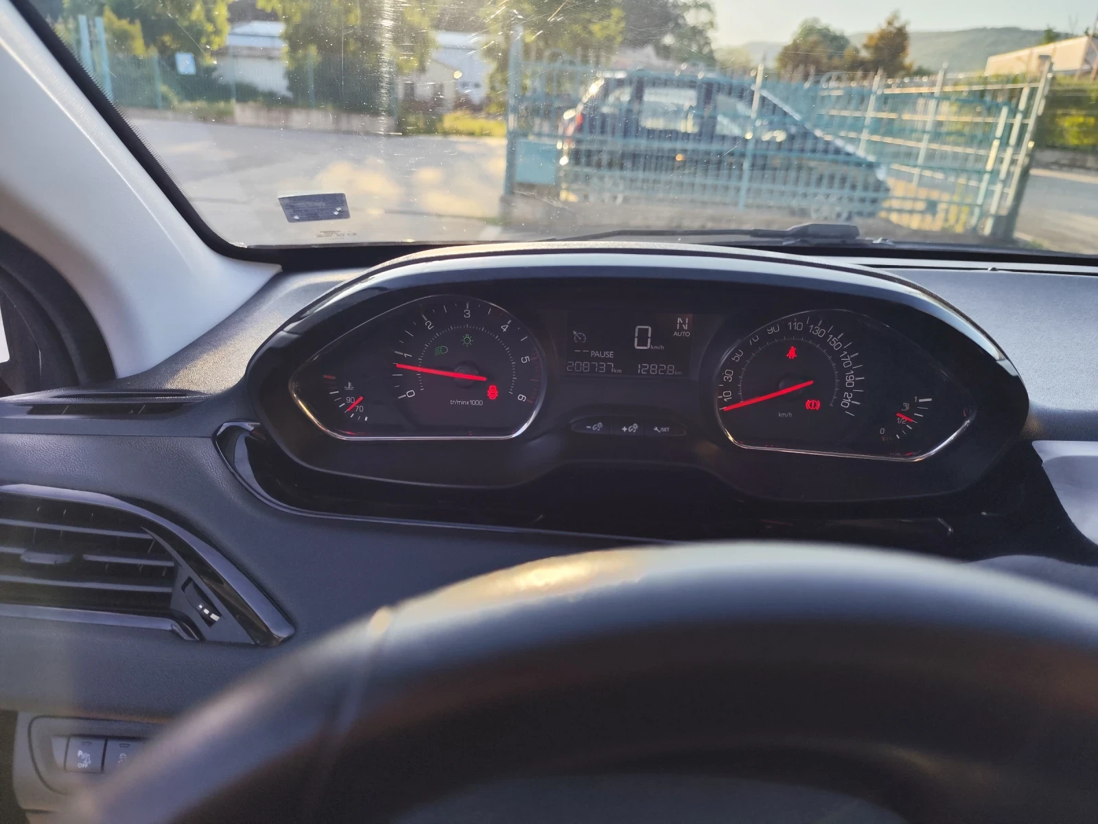 Peugeot 208, снимка 10 - Автомобили и джипове - 54244751