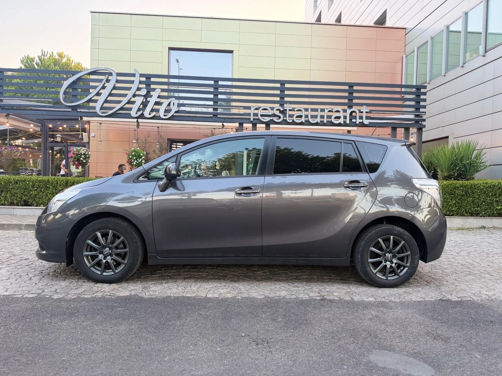 Toyota Verso 2.0 D-4D 126hp 7месна, снимка 4 - Автомобили и джипове - 55773124