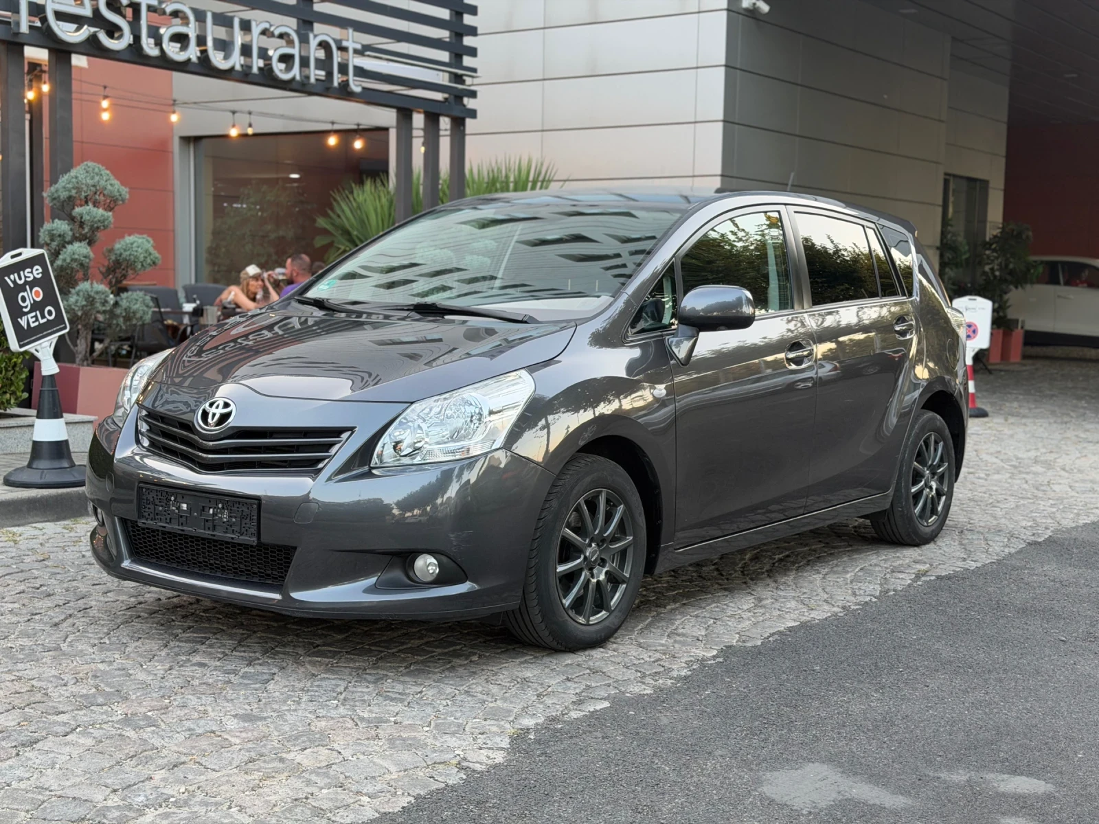Toyota Verso 2.0 D-4D 126hp 7месна, снимка 2 - Автомобили и джипове - 55773124