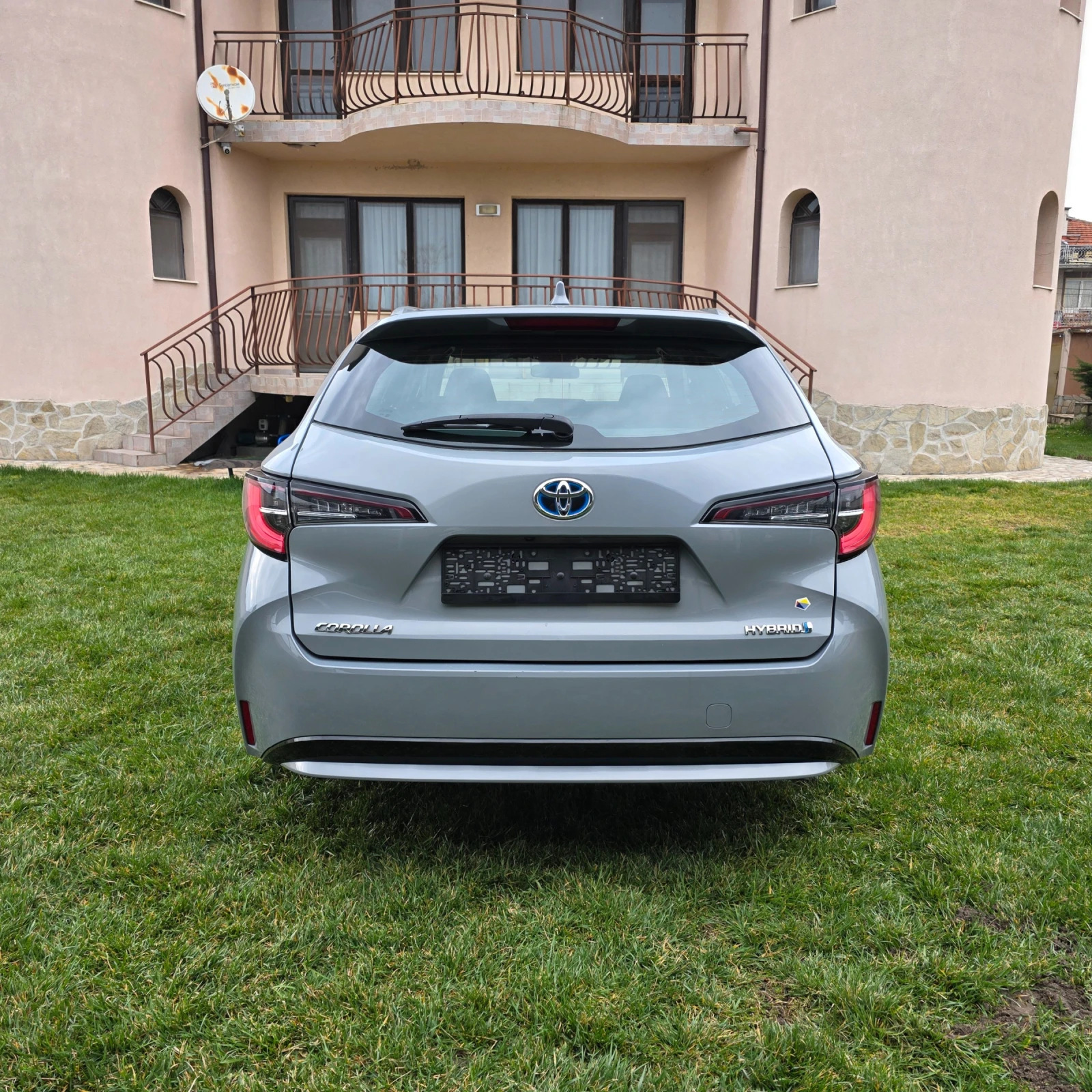 Toyota Corolla 1.8 hibrid, снимка 7 - Автомобили и джипове - 56156619