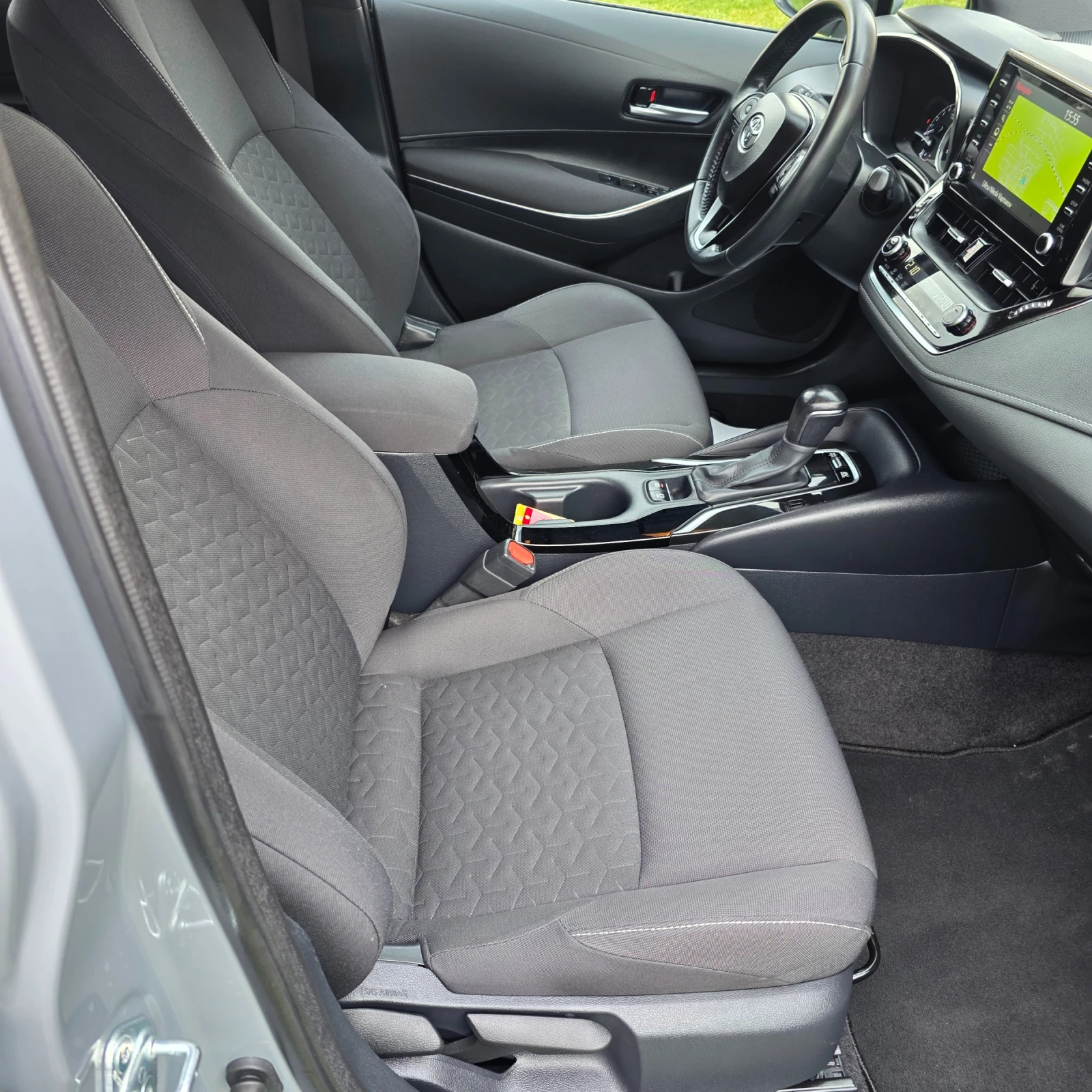 Toyota Corolla 1.8 hibrid, снимка 13 - Автомобили и джипове - 56156619