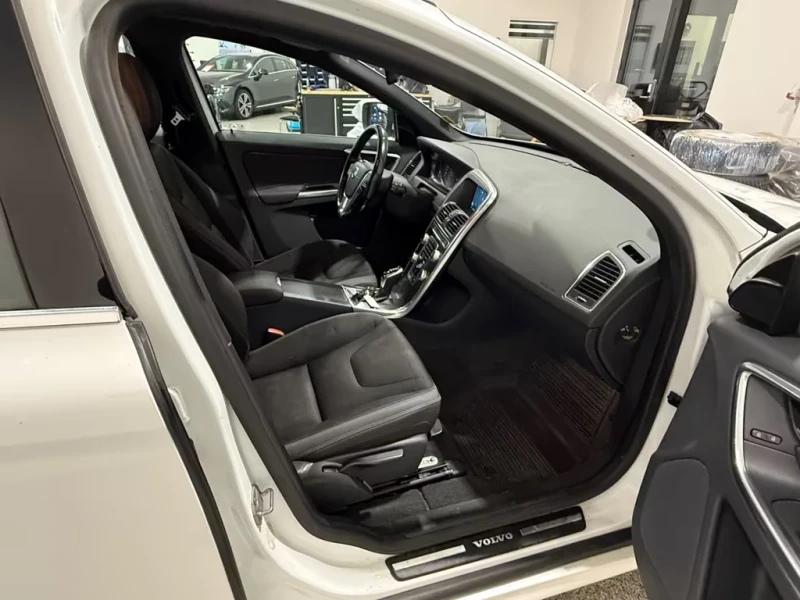 Volvo XC60 2.0 D4 Momentum 181ps Geartronic Xenon Navi, снимка 8 - Автомобили и джипове - 52796528