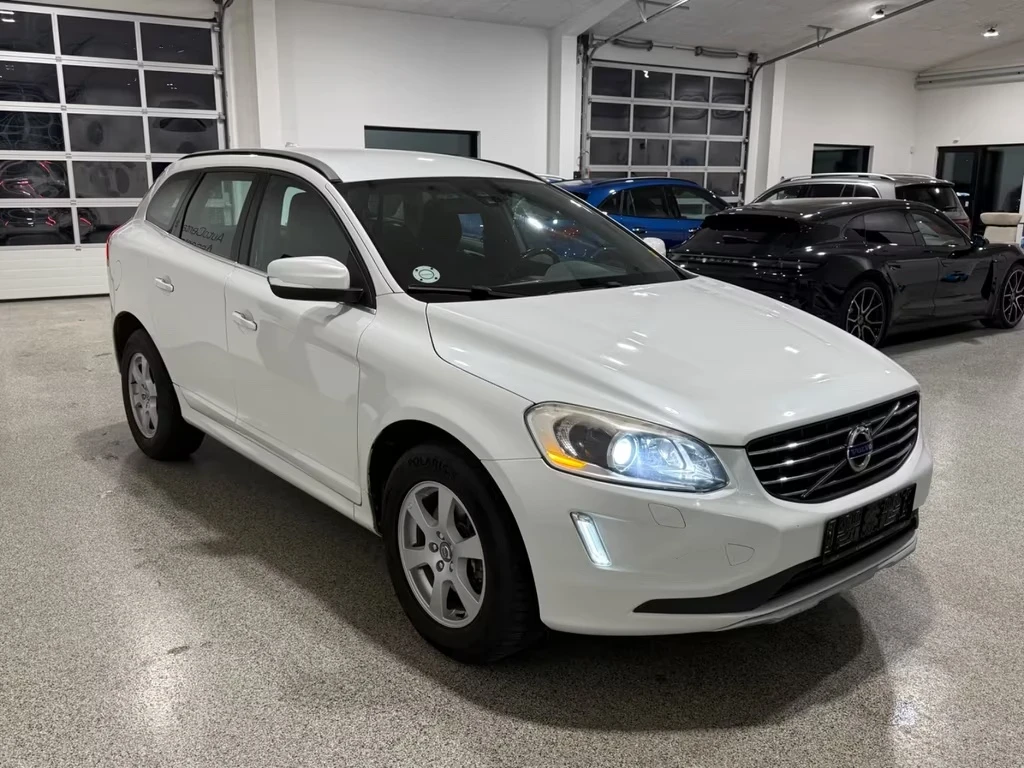 Volvo XC60 2.0 D4 Momentum 181ps Geartronic Xenon Navi, снимка 1