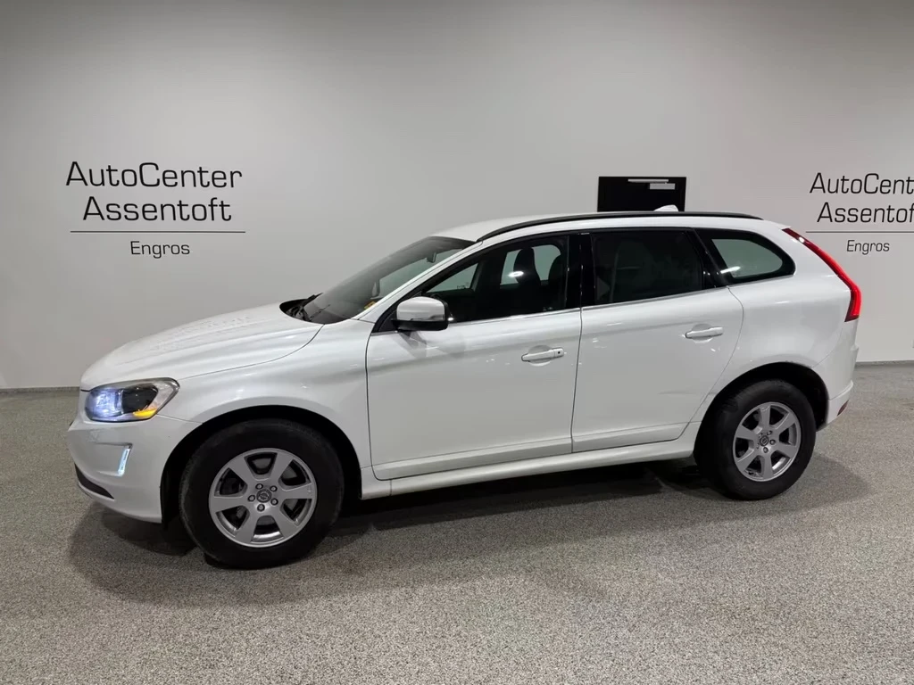 Volvo XC60 2.0 D4 Momentum 181ps Geartronic Xenon Navi - изображение 3