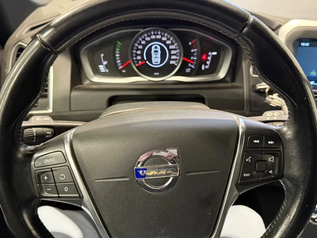 Volvo XC60 2.0 D4 Momentum 181ps Geartronic Xenon Navi - изображение 10