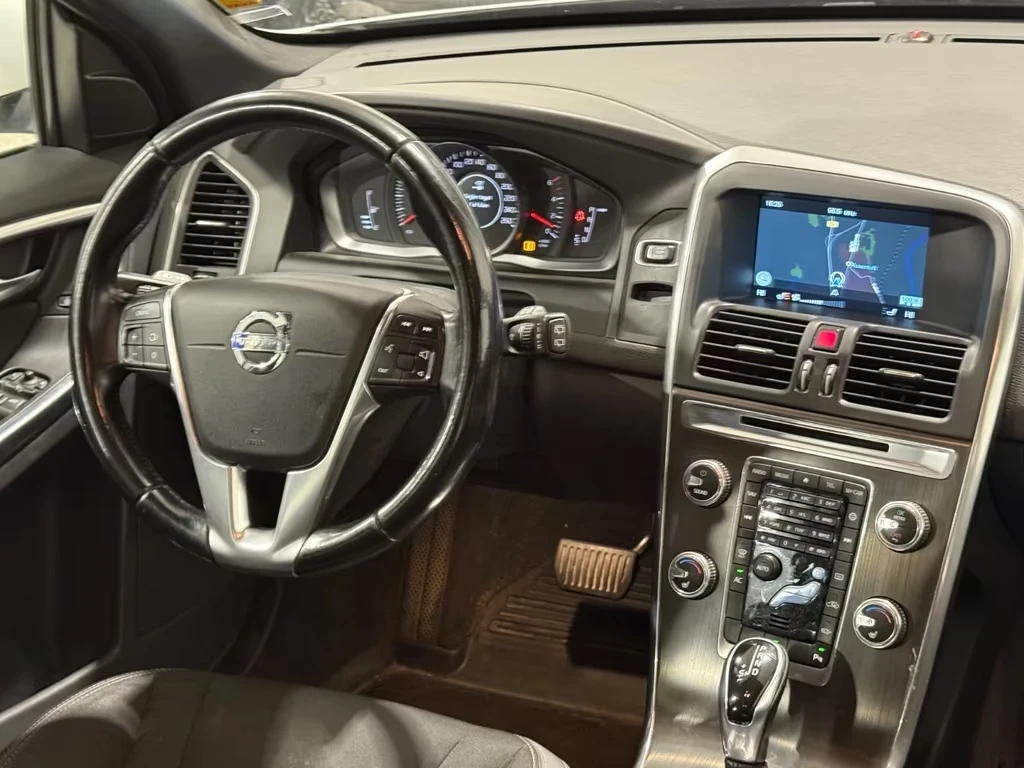 Volvo XC60 2.0 D4 Momentum 181ps Geartronic Xenon Navi - изображение 7