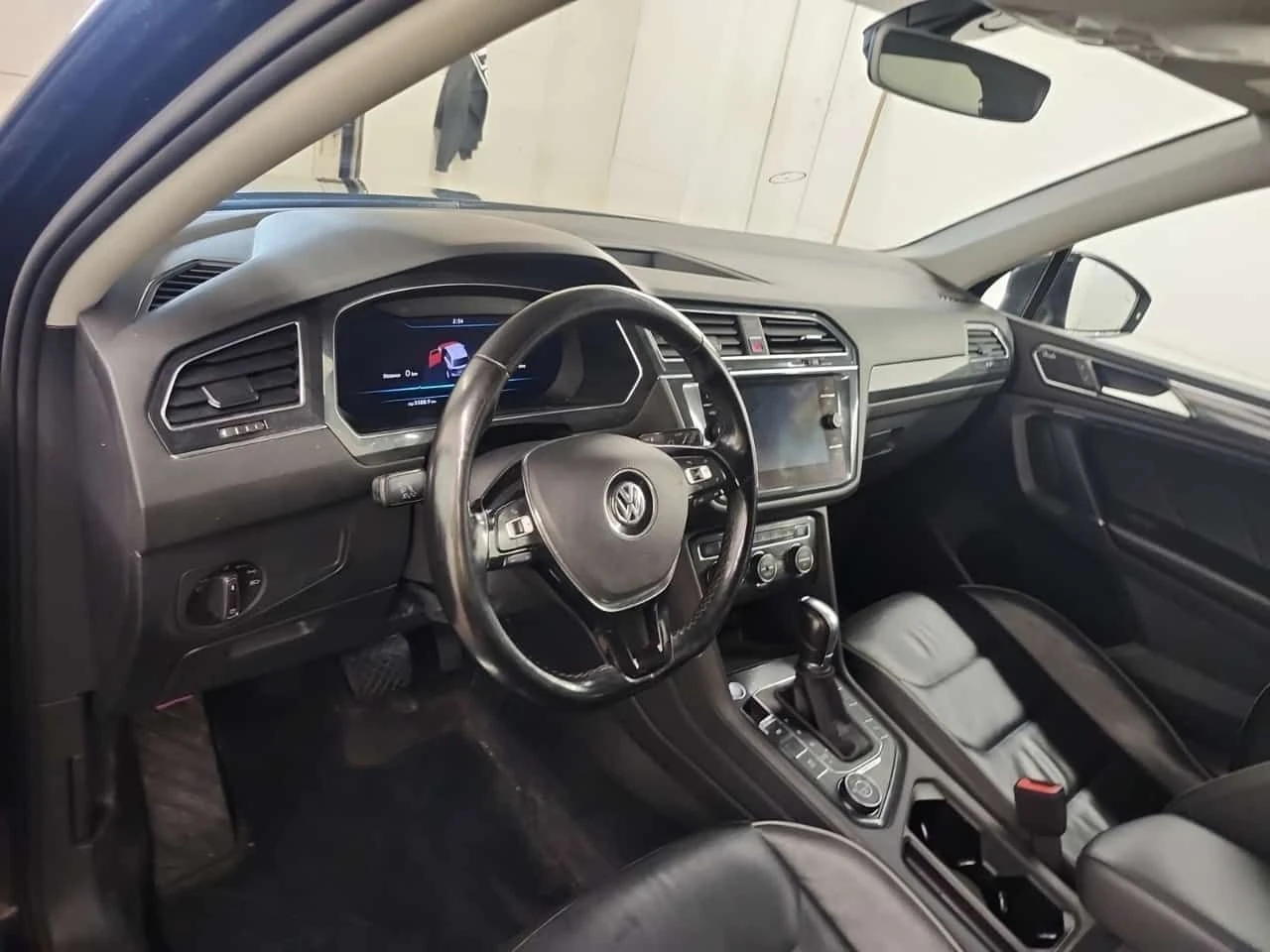 VW Tiguan HIGHLINE/CARFAX/ПАНОРАМА/ПОДГРЕ/ПАМЕТ/ДИГ.КМ., снимка 11 - Автомобили и джипове - 55186170