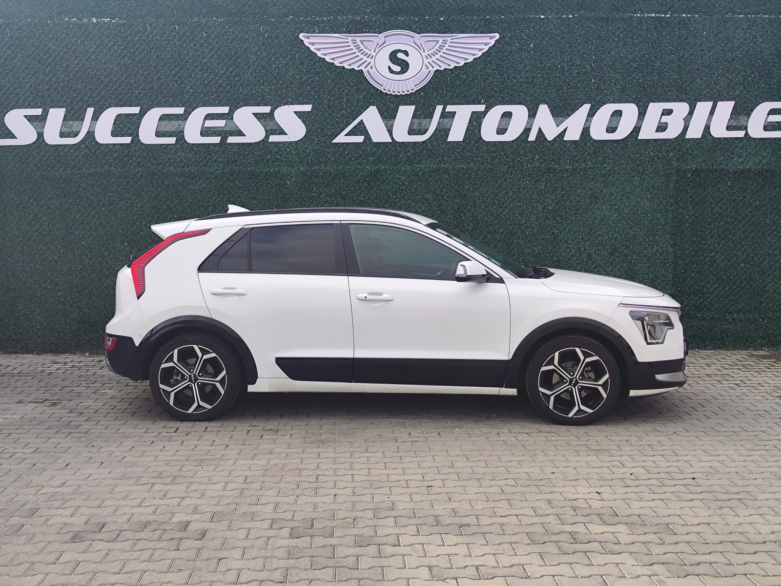 Kia Niro 1.6* CAMERA* PODGREV* LINEAS* LED* LIZING, снимка 3 - Автомобили и джипове - 56658914