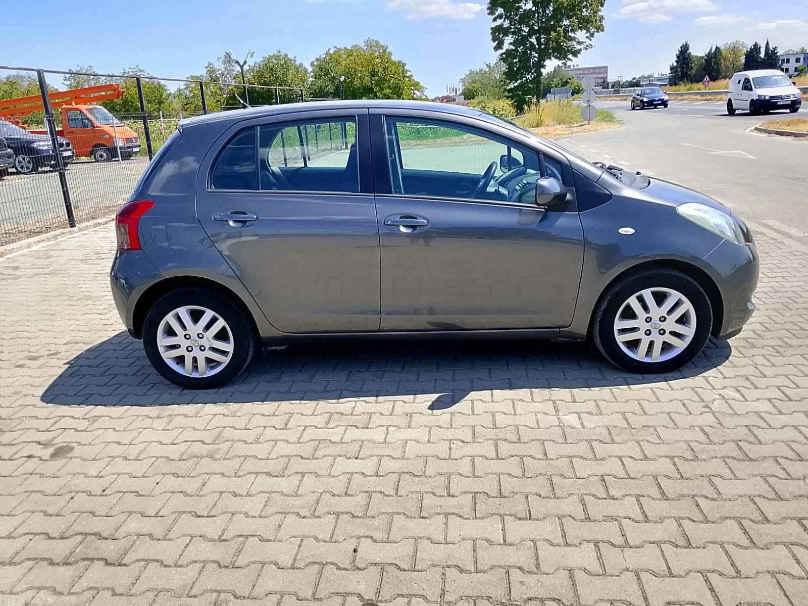 Toyota Yaris 1.3i Tom Tom - изображение 3