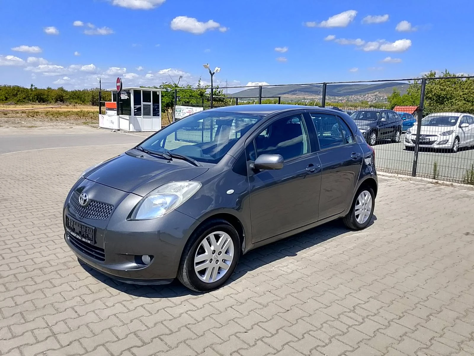 Toyota Yaris 1.3i Tom Tom - изображение 2