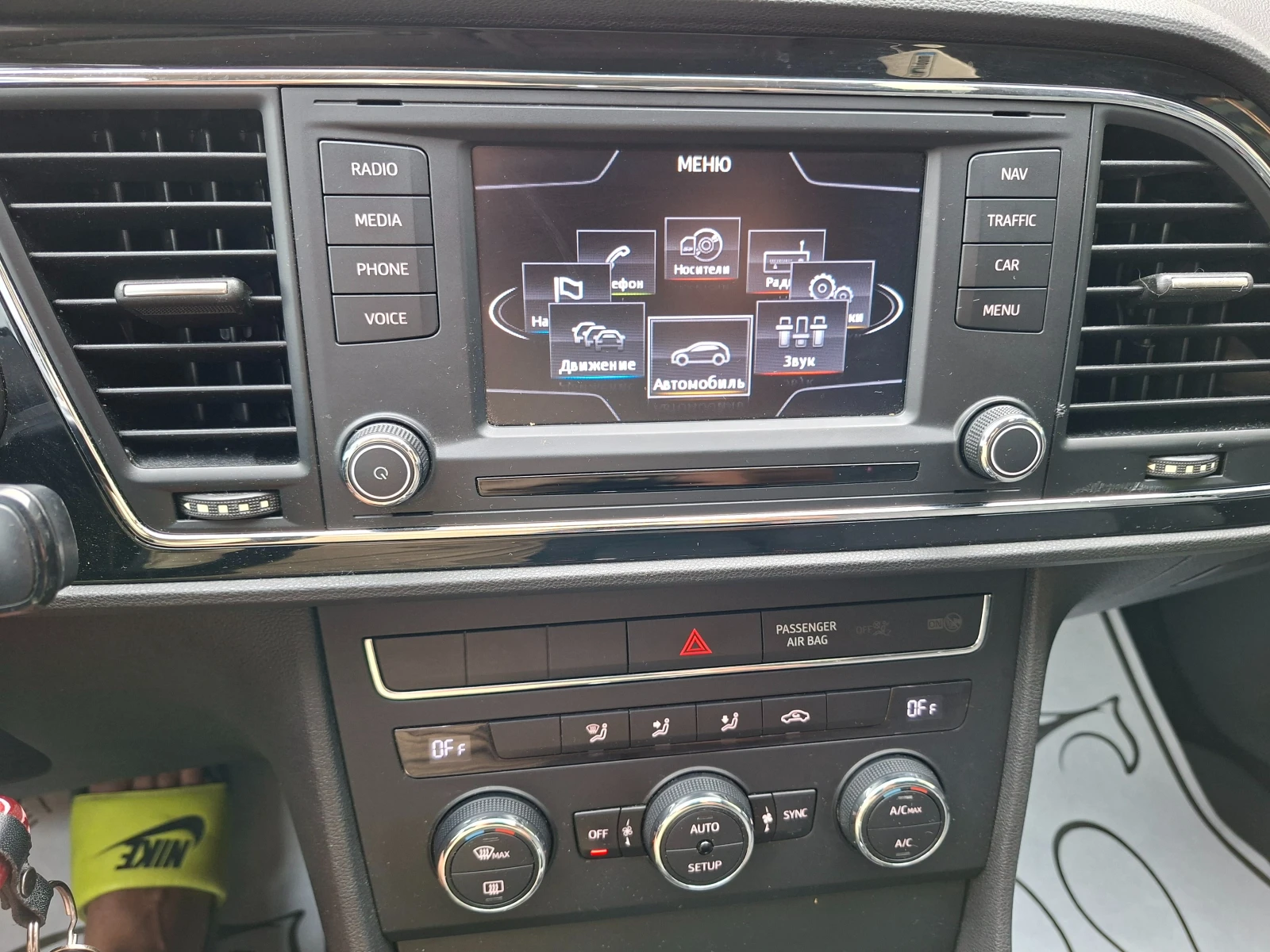 Seat Leon 1.6-TDI 105кс., снимка 13 - Автомобили и джипове - 55651543