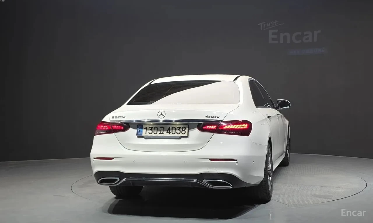 Mercedes-Benz E 220 * ДИСТРОНИК * ОБДУХВАНЕ * BURMESTER * АВТОКРЕДИТ, снимка 4 - Автомобили и джипове - 56083998