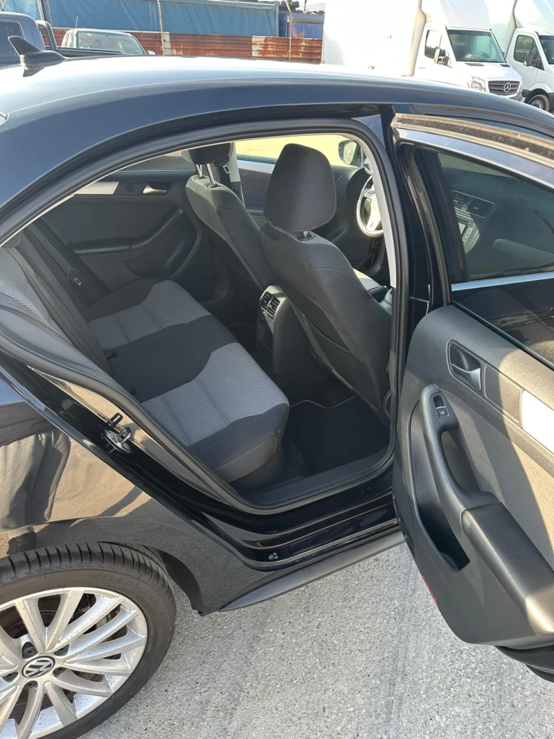 VW Jetta, снимка 11 - Автомобили и джипове - 52139134