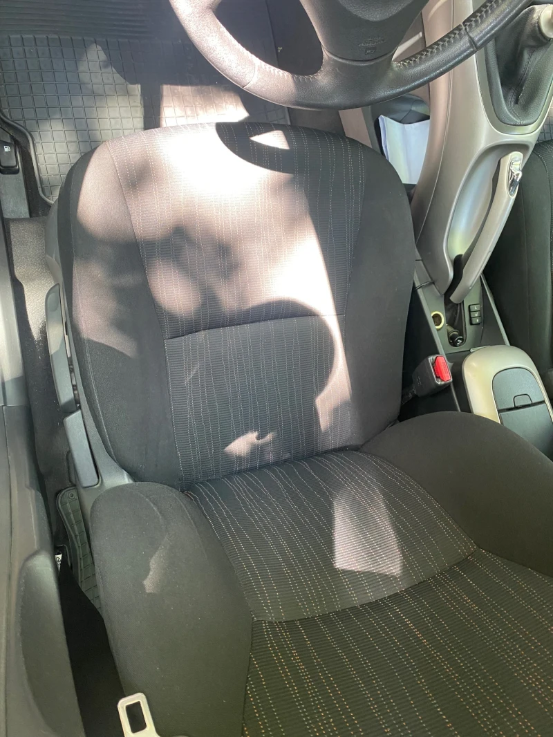 Toyota Auris 1.4  6 СК / Подгрев/ Печка, снимка 6 - Автомобили и джипове - 53512339