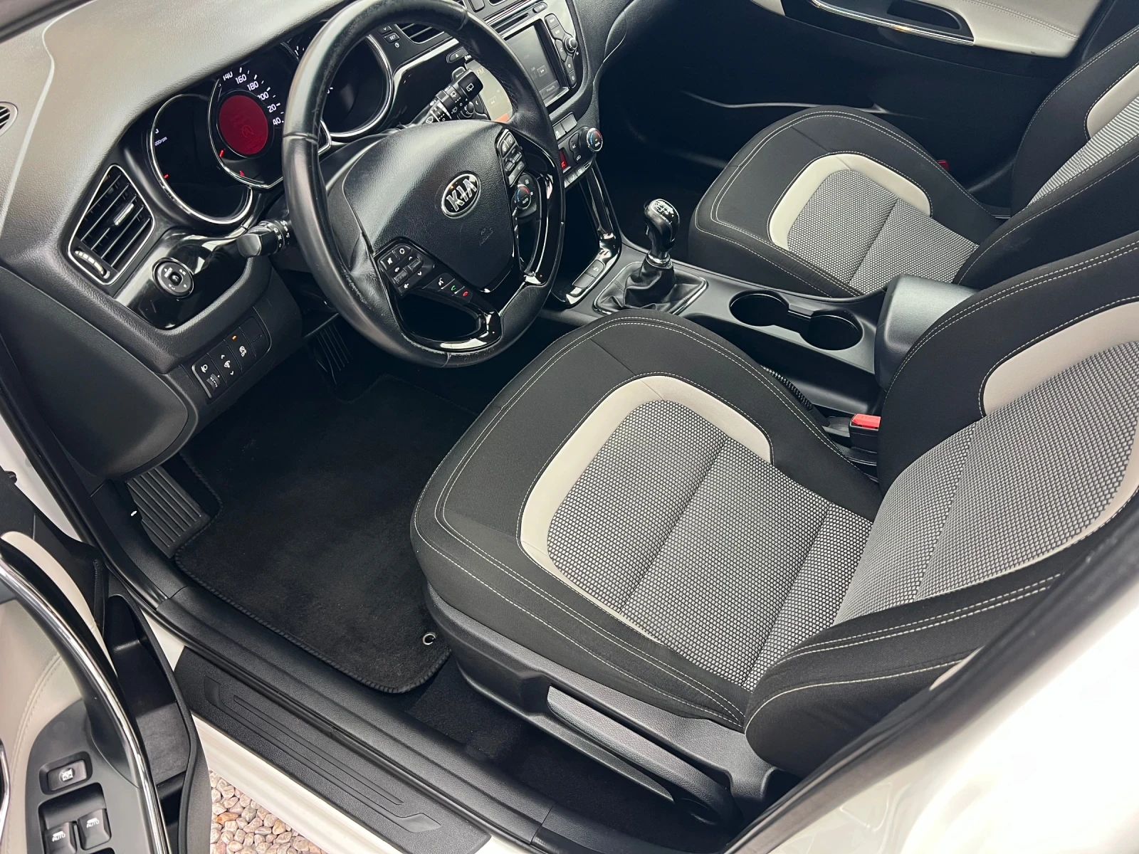 Kia Ceed 1.6D* 100%km* FACE-LIFT* 128ks* KAMERA* NAVI* LIZI, снимка 12 - Автомобили и джипове - 54033777