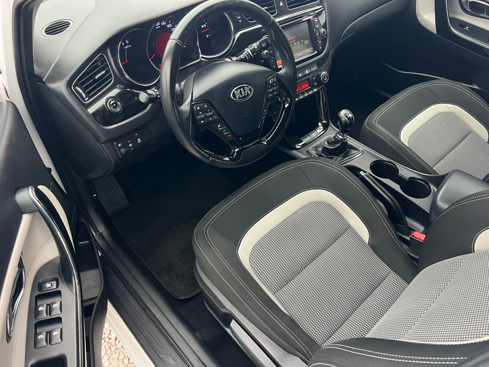 Kia Ceed 1.6D* 100%km* FACE-LIFT* 128ks* KAMERA* NAVI* LIZI, снимка 4 - Автомобили и джипове - 54033777