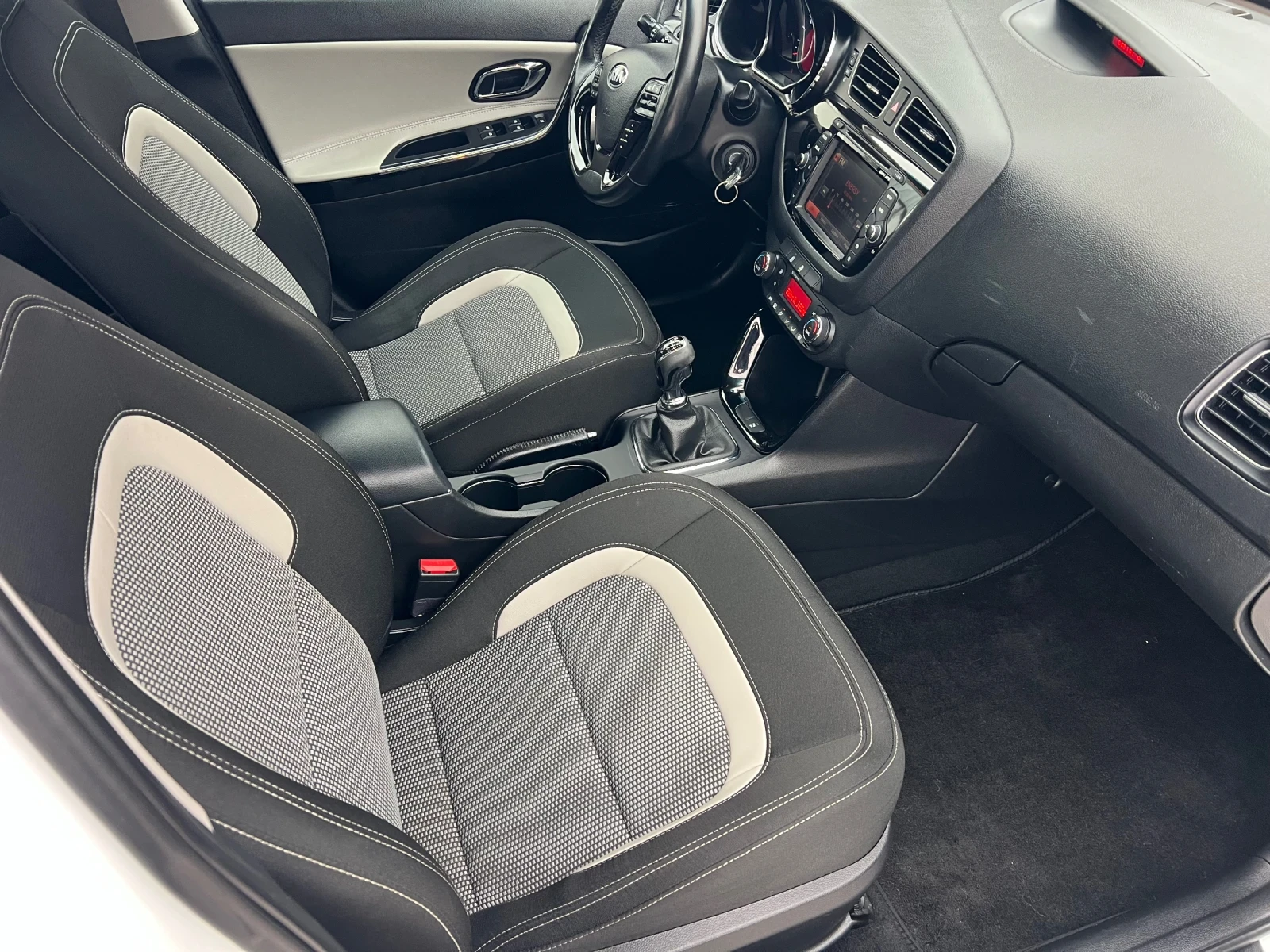 Kia Ceed 1.6D* 100%km* FACE-LIFT* 128ks* KAMERA* NAVI* LIZI, снимка 8 - Автомобили и джипове - 54033777