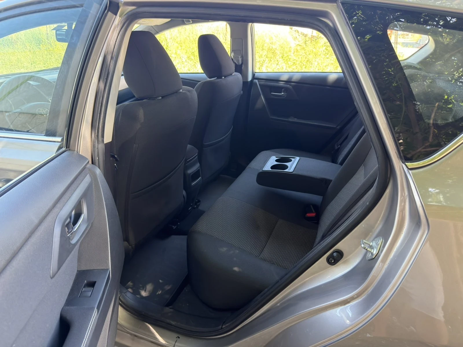 Toyota Auris 1.6 VVT-i, снимка 15 - Автомобили и джипове - 54985733