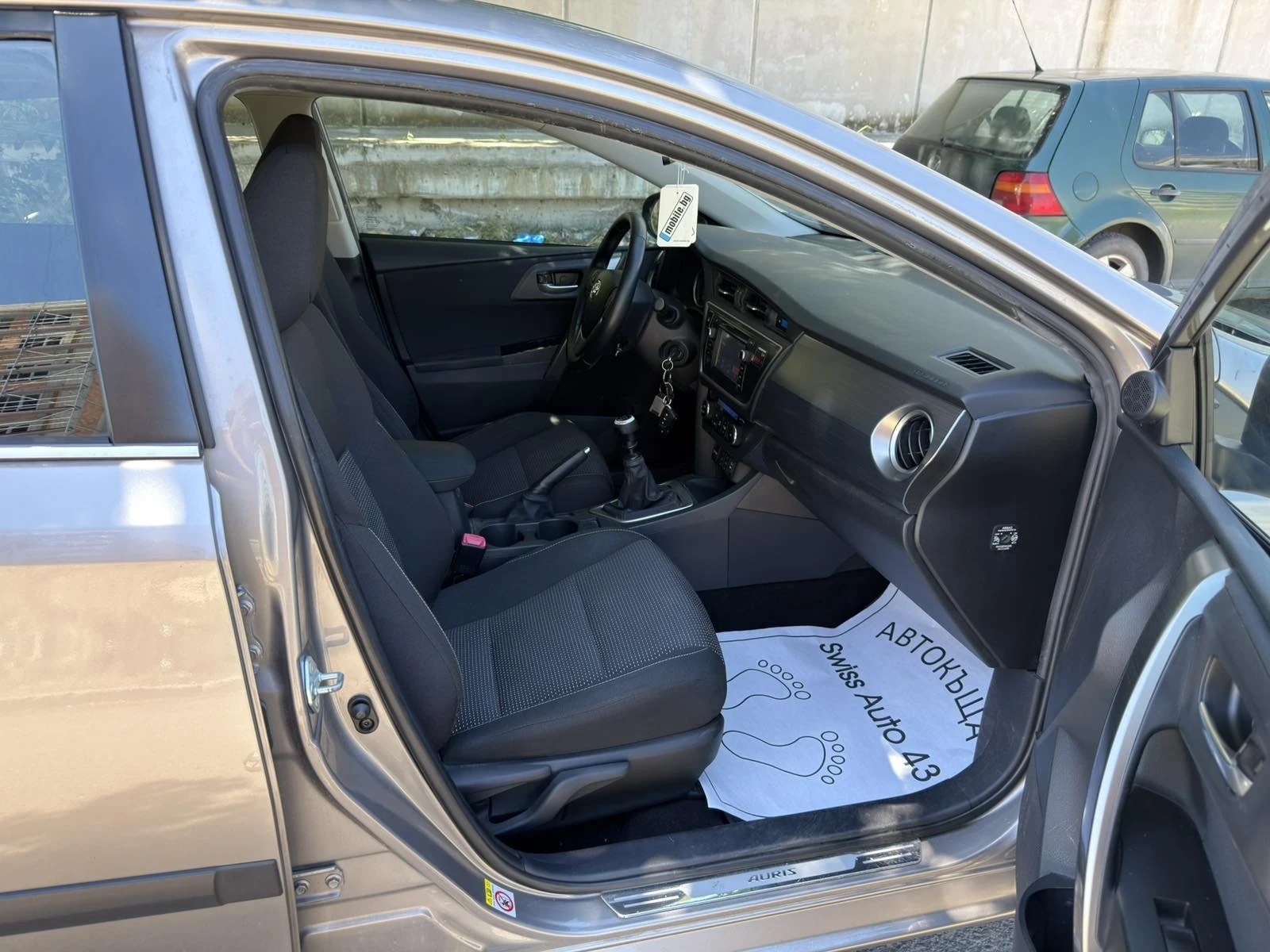 Toyota Auris 1.6 VVT-i, снимка 13 - Автомобили и джипове - 54985733