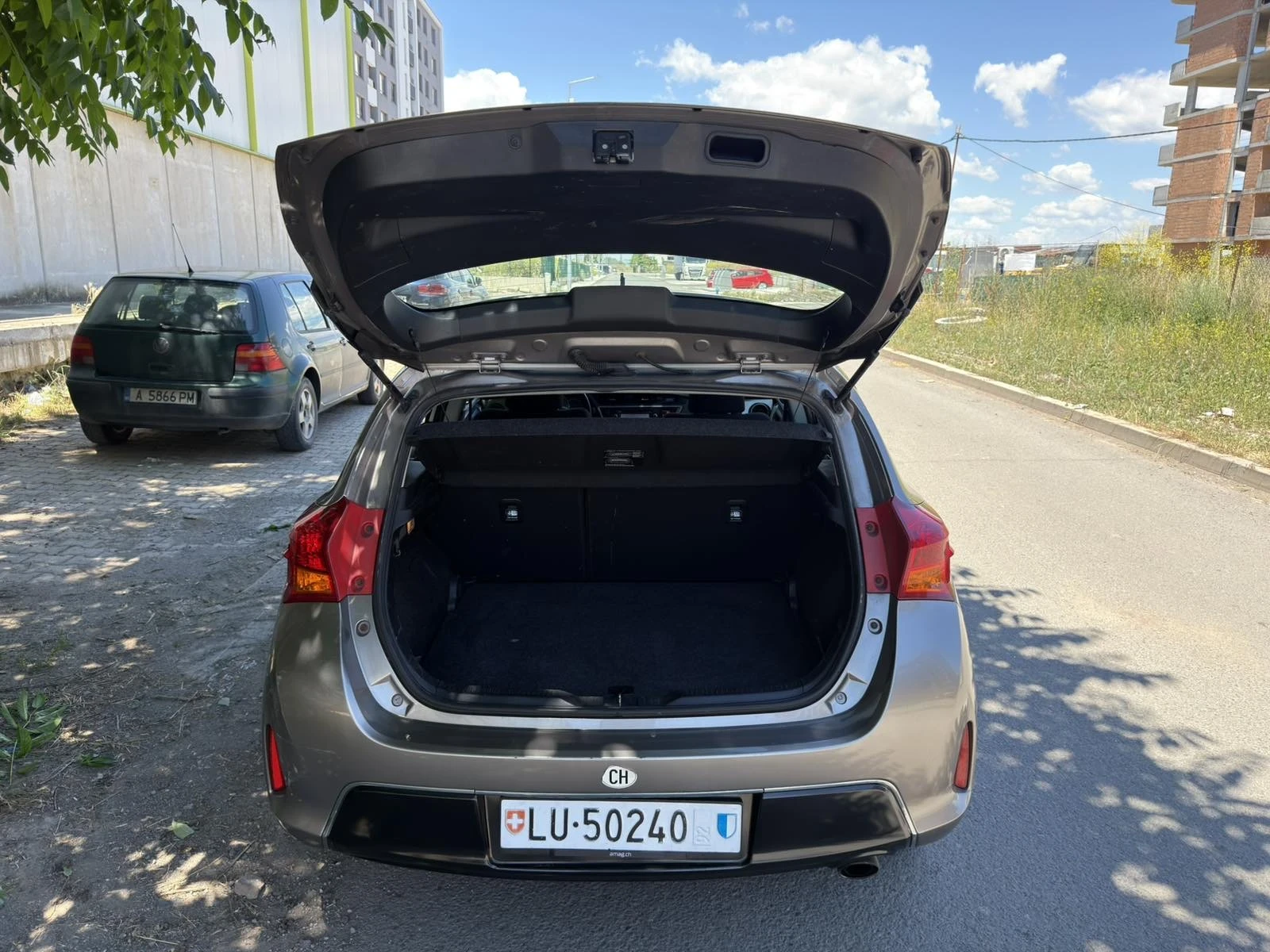 Toyota Auris 1.6 VVT-i, снимка 8 - Автомобили и джипове - 54985733