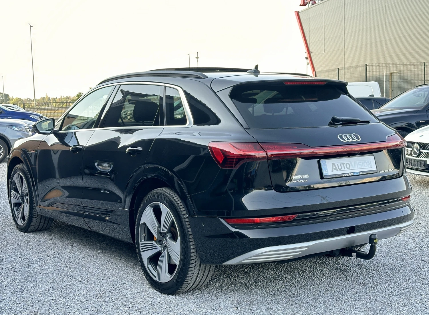 Audi E-Tron 55 ГАРАНЦИЯ! Distronic Head-up Keyless Cam360 B&O , снимка 4 - Автомобили и джипове - 55878280