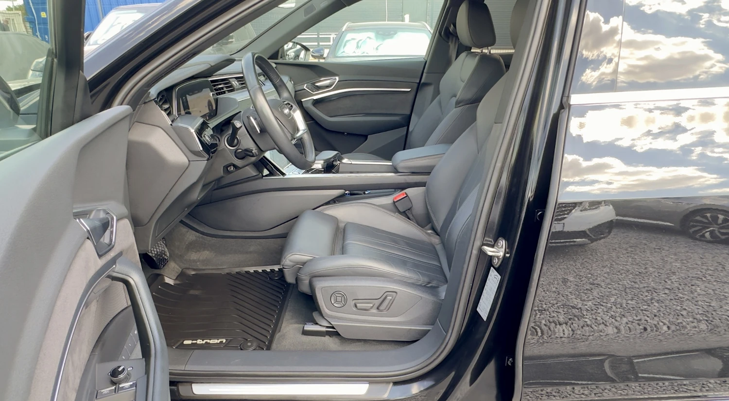 Audi E-Tron 55 ГАРАНЦИЯ! Distronic Head-up Keyless Cam360 B&O , снимка 5 - Автомобили и джипове - 55878280