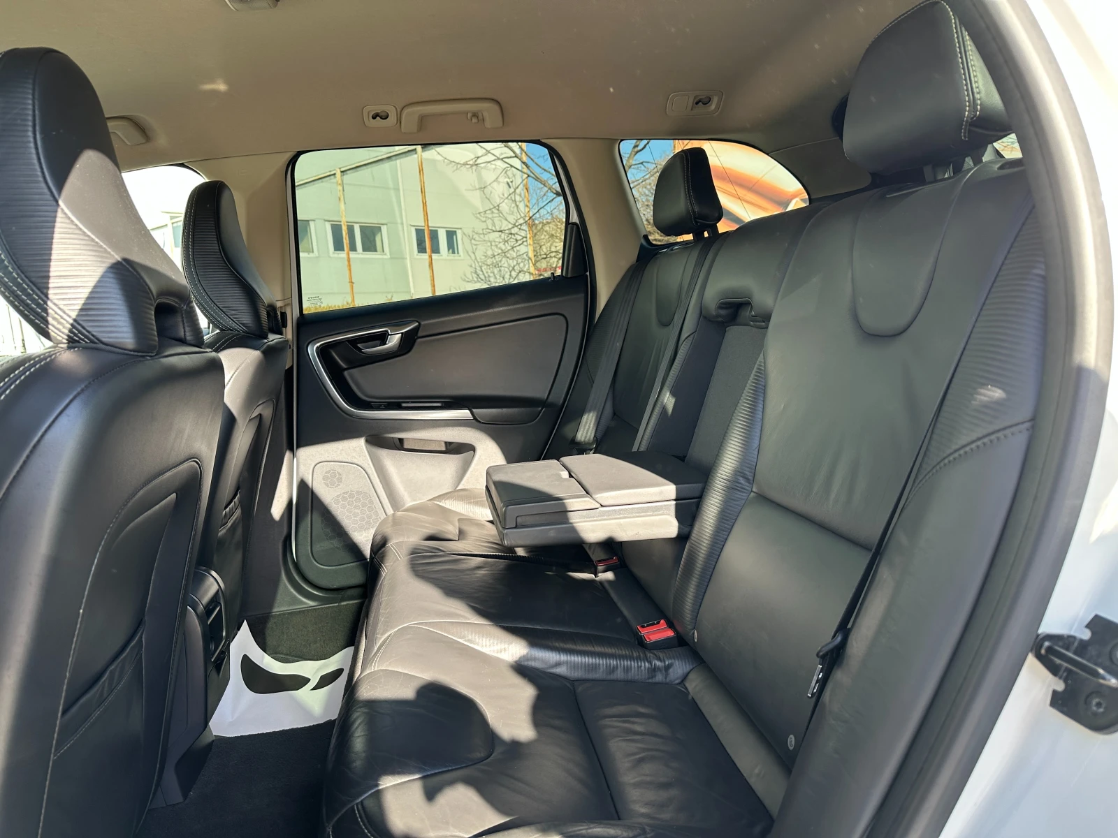 Volvo XC60 R-Line, снимка 9 - Автомобили и джипове - 53874850