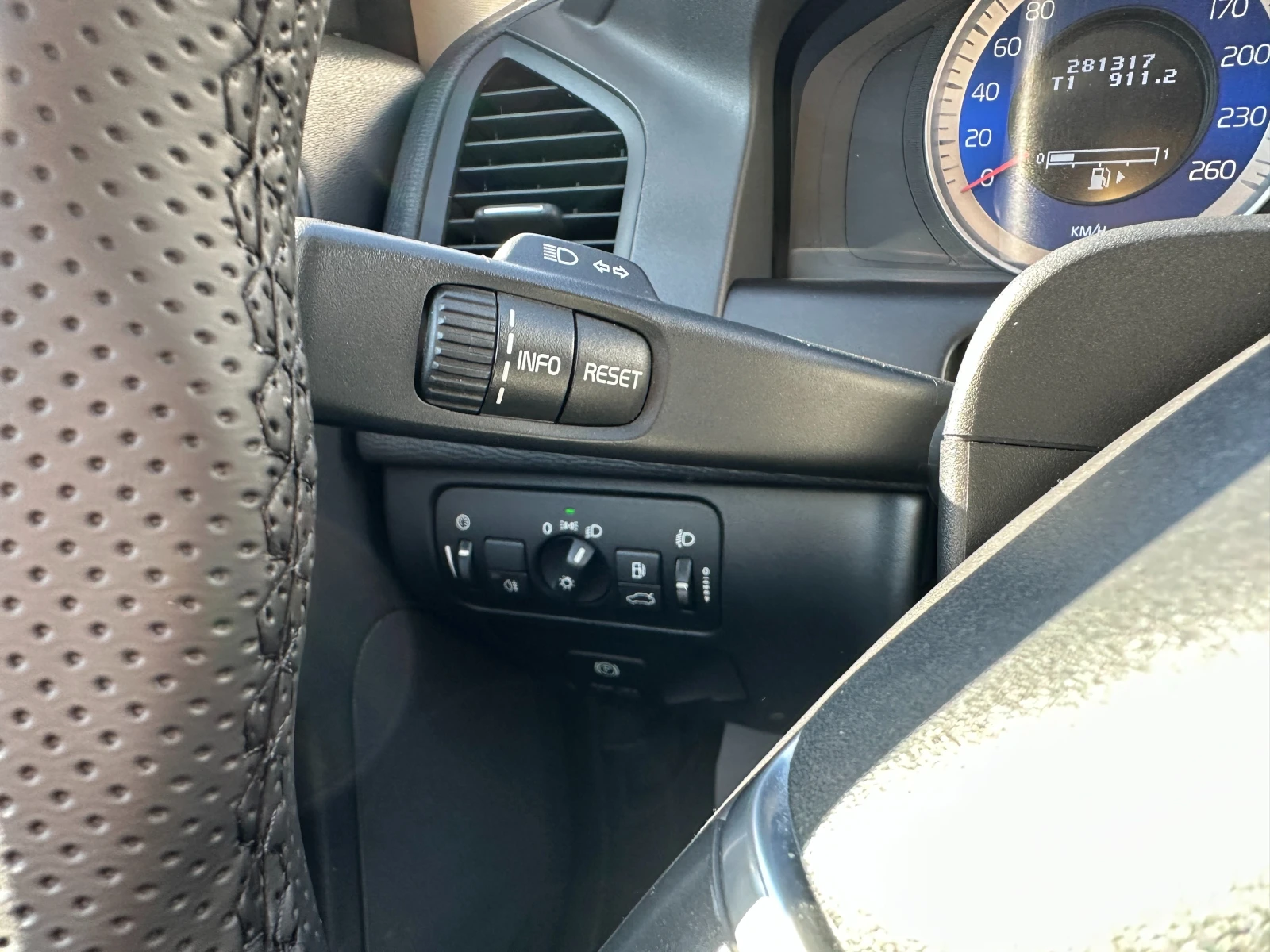 Volvo XC60 R-Line, снимка 14 - Автомобили и джипове - 53874850