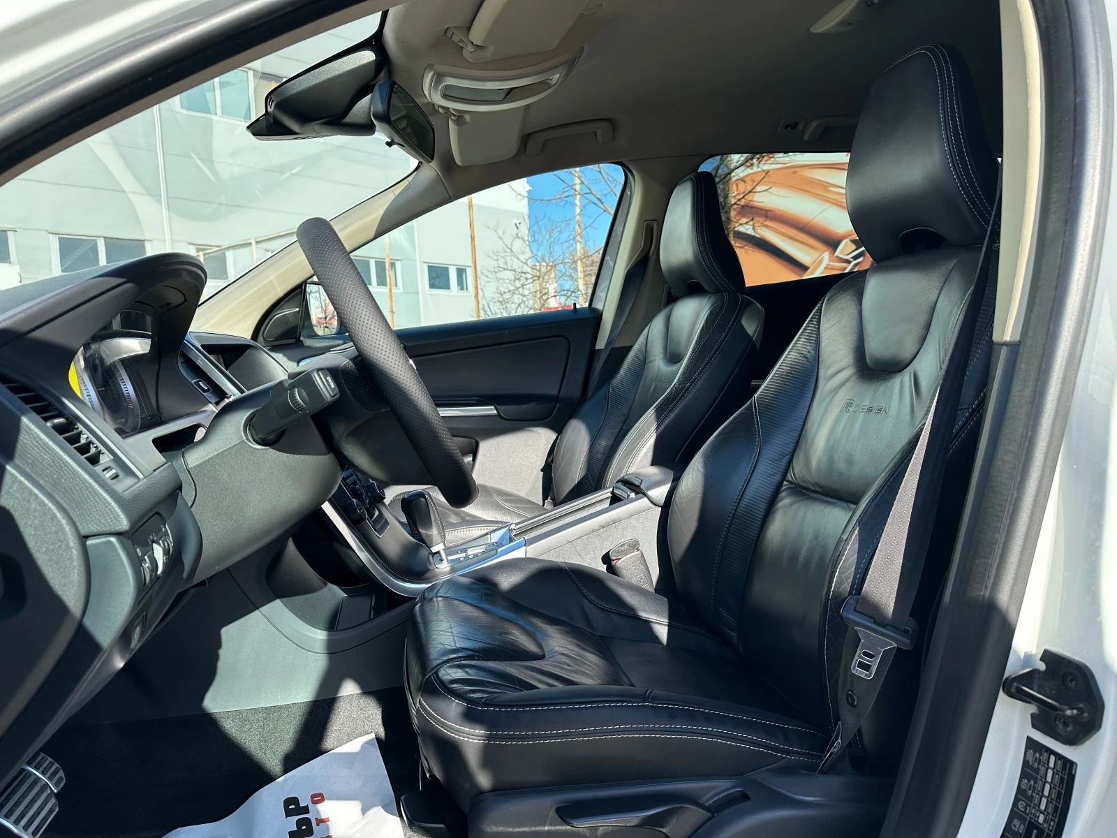 Volvo XC60 R-Line, снимка 8 - Автомобили и джипове - 53874850