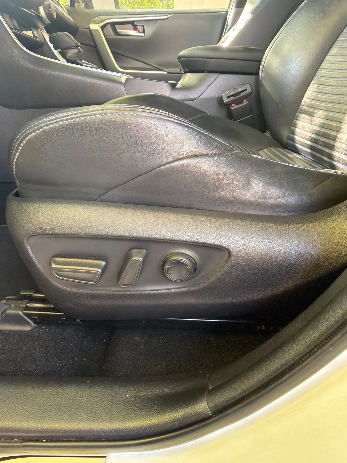 Toyota Rav4 BI-TONE 4х4 PREMIUM 360  Пълен сервиз, снимка 12 - Автомобили и джипове - 55424894