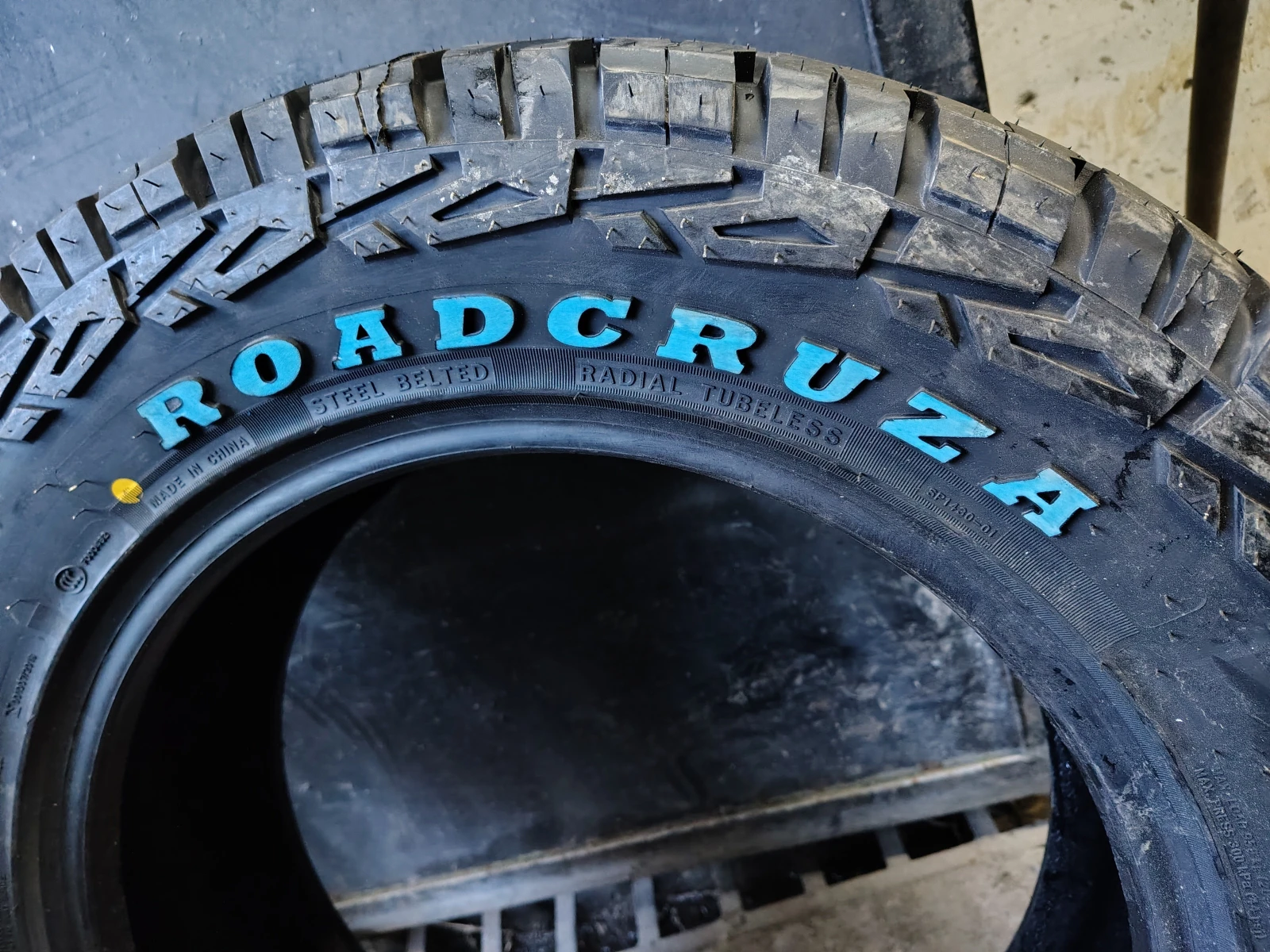 Гуми Всесезонни 235/65R18, снимка 4 - Гуми и джанти - 55837321