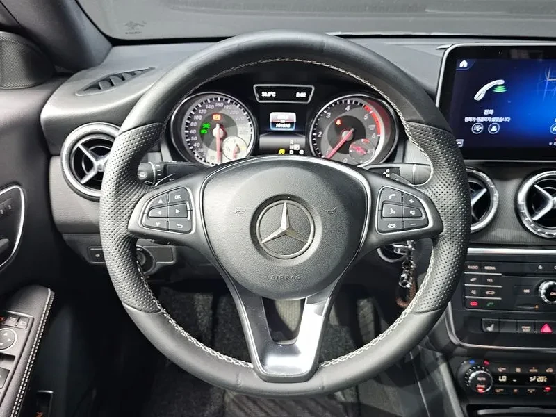 Mercedes-Benz CLA 200 D, снимка 12 - Автомобили и джипове - 56071848