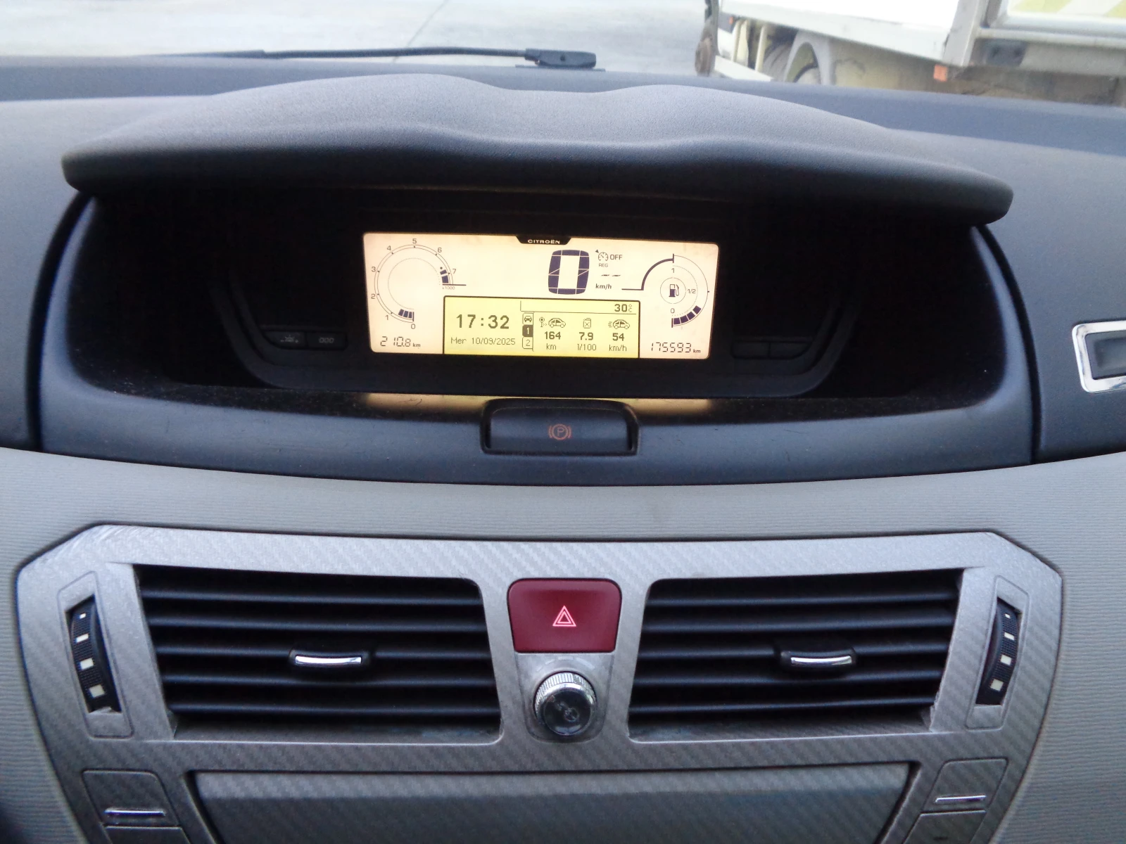 Citroen C4 Picasso 1.8-16V-125-BARTER-LIZING | Mobile.bg — изображение 16