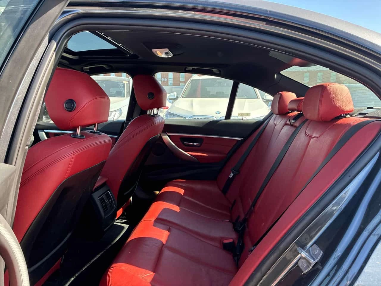 BMW 330 xDrive / CAMERA / ПОДГРЕВИ / КЛИП НА МОТОРА , снимка 13 - Автомобили и джипове - 54366157