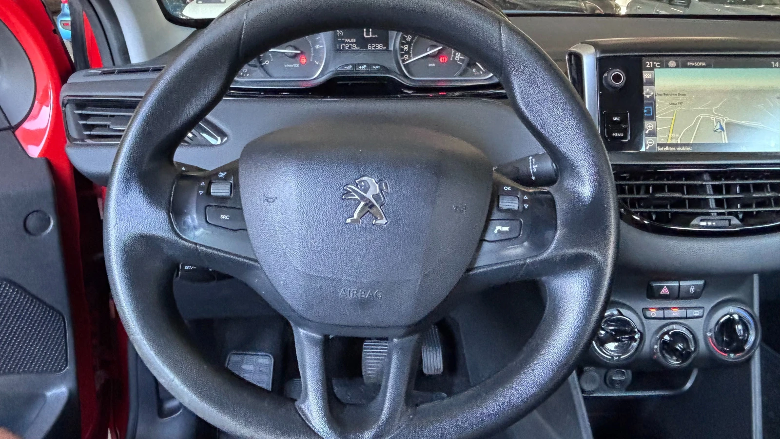 Peugeot 208, снимка 12 - Автомобили и джипове - 56347897