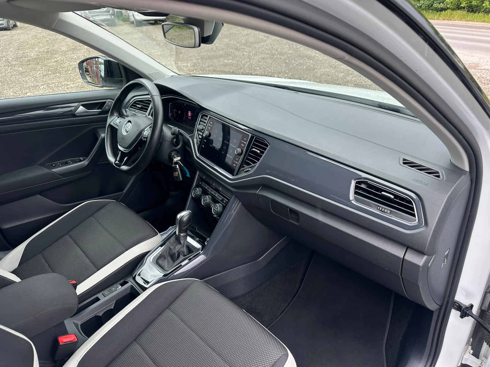 VW T-Roc 2.0tdi! Digital! Automatic! Distronic! Led! Xenon!, снимка 12 - Автомобили и джипове - 54653522