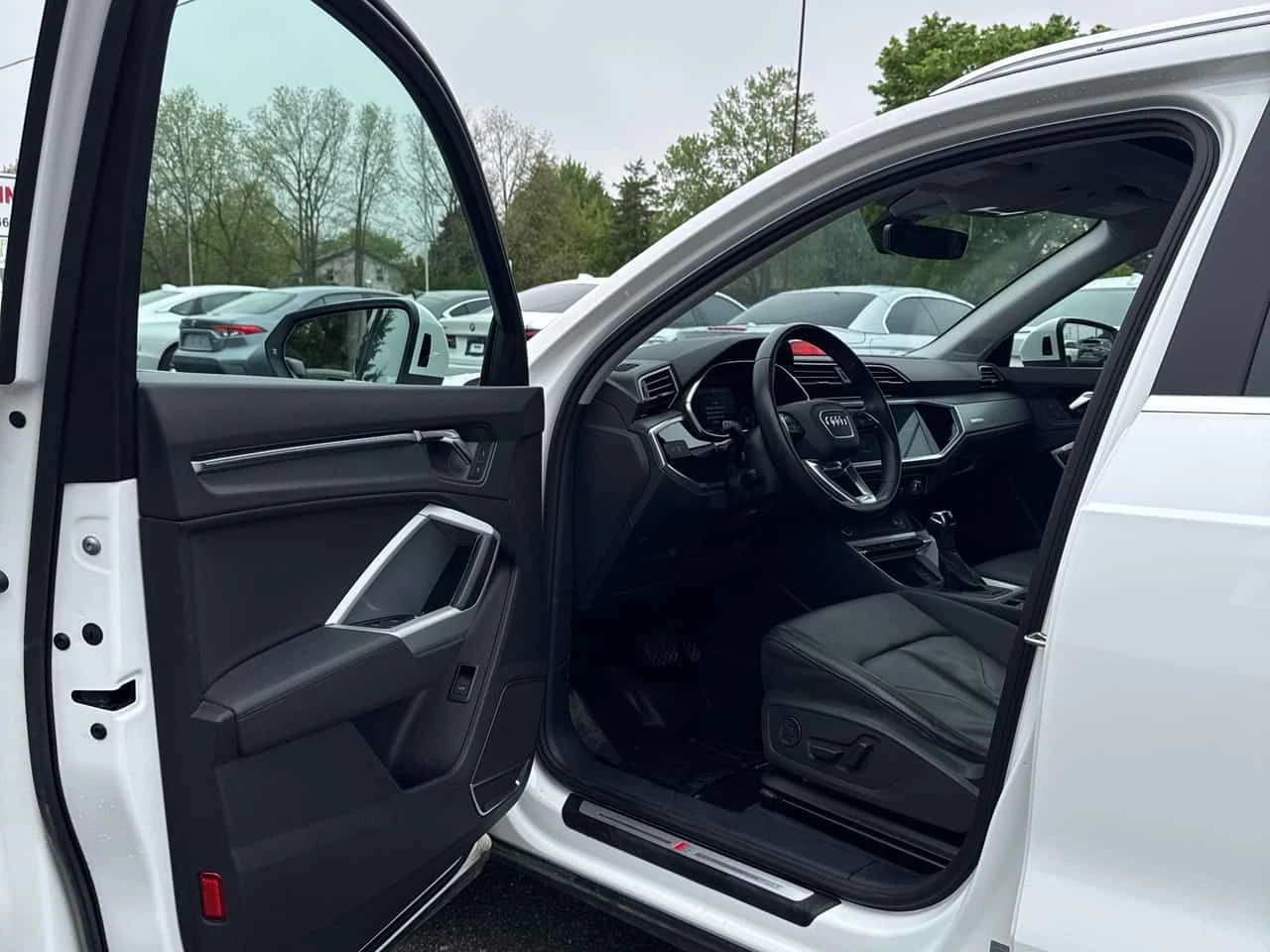 Audi Q3 * Technik * ДИСТРОНИК * 360 * ПАНО * KEYLESS, снимка 10 - Автомобили и джипове - 54682669