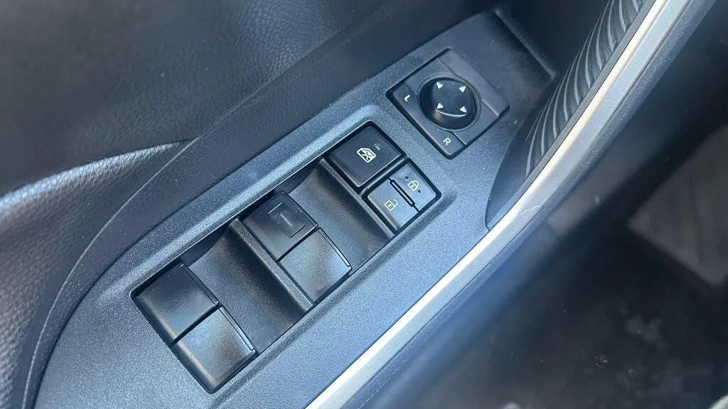 Toyota Rav4 LE AWD, снимка 10 - Автомобили и джипове - 54711277