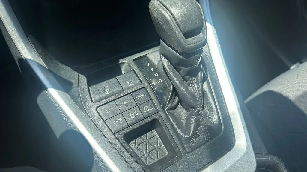Toyota Rav4 LE AWD, снимка 17 - Автомобили и джипове - 54711277