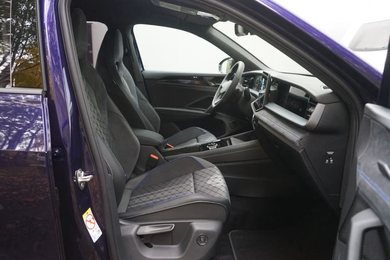 VW Tayron PLUG-IN* R-LINE* DISTR* KEYLESS* 360CAM* , снимка 6 - Автомобили и джипове - 56279009