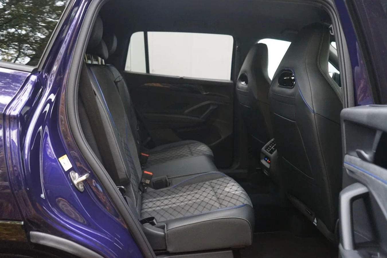 VW Tayron PLUG-IN* R-LINE* DISTR* KEYLESS* 360CAM* , снимка 7 - Автомобили и джипове - 56279009