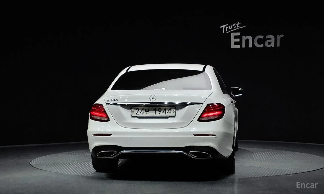 Mercedes-Benz E 300 AMG-LINE* DISTRONIC* 360CAMERA* HEAD-UP* BURMESTER, снимка 4 - Автомобили и джипове - 54596664