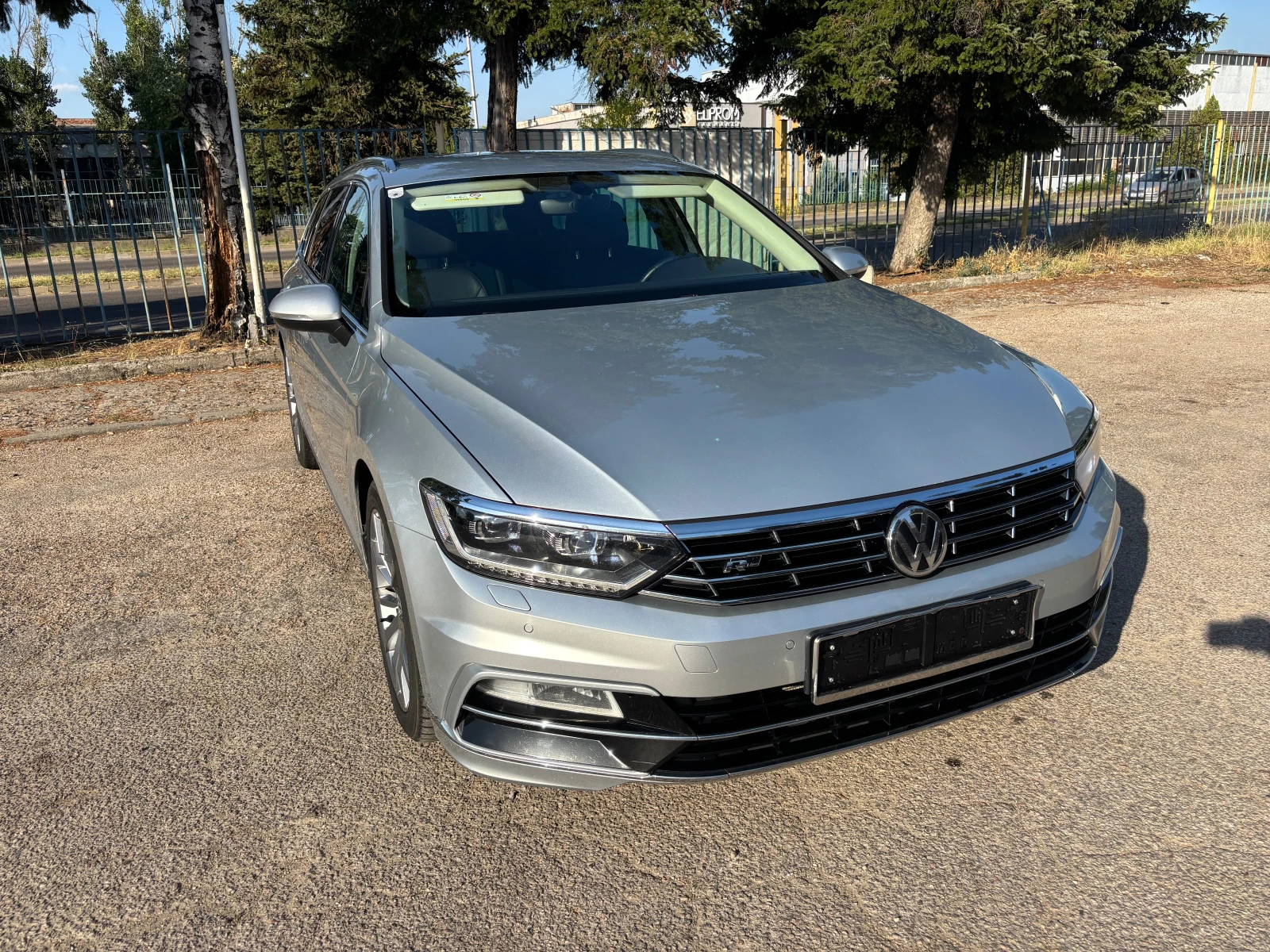VW Passat R-line, снимка 4 - Автомобили и джипове - 55645209